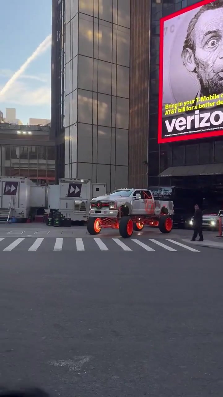 太抢眼了！圣诞赛后米切尔·罗宾逊驾驶他的神仙座驾离开球馆