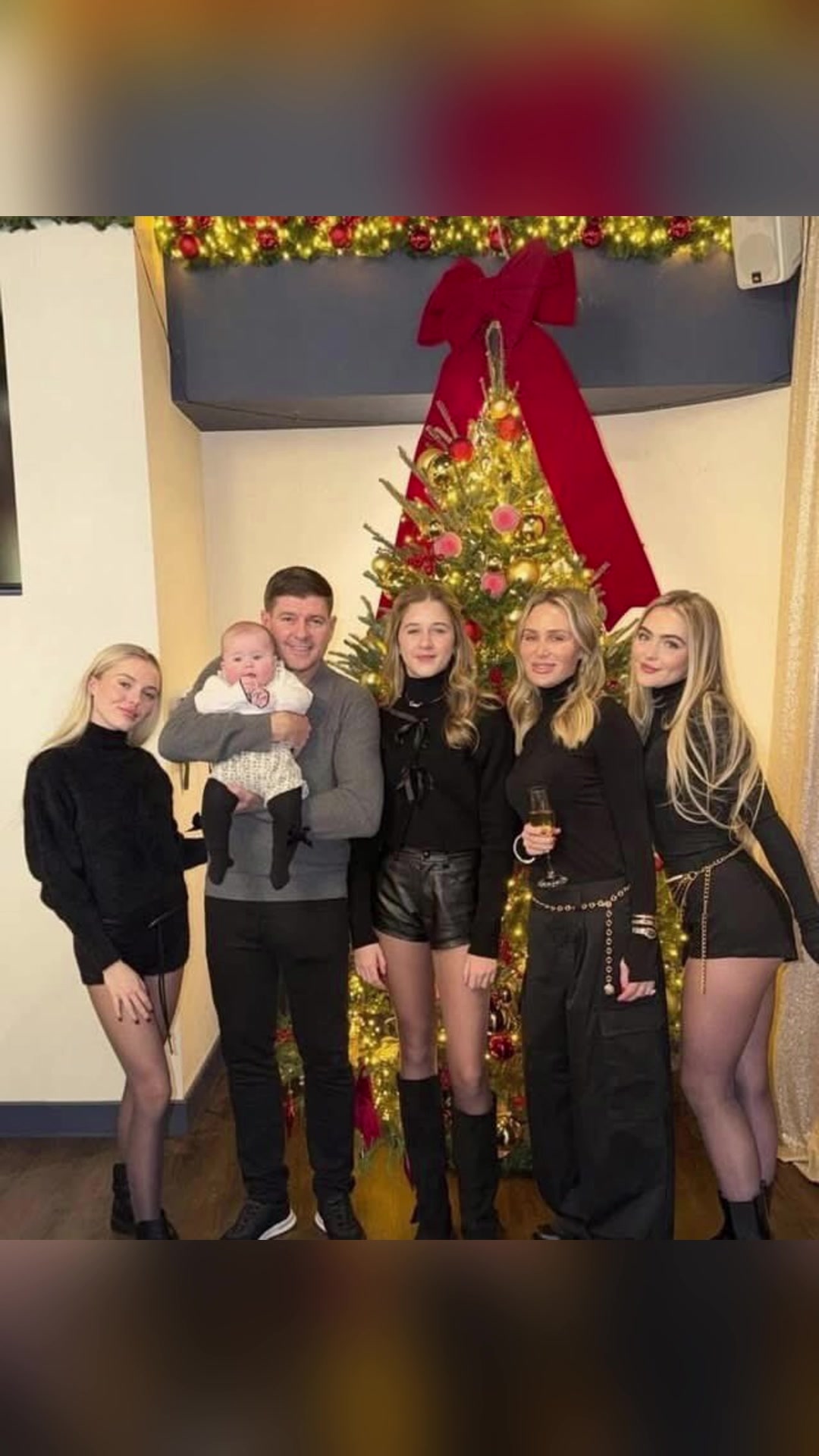 女儿个个亭亭玉立！杰拉德全家一起过圣诞节合照