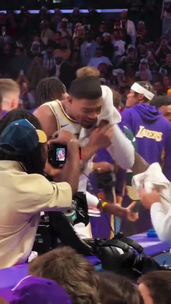 你好皮阿~赛前詹姆斯给八村塁脸上撒镁粉招呼上了