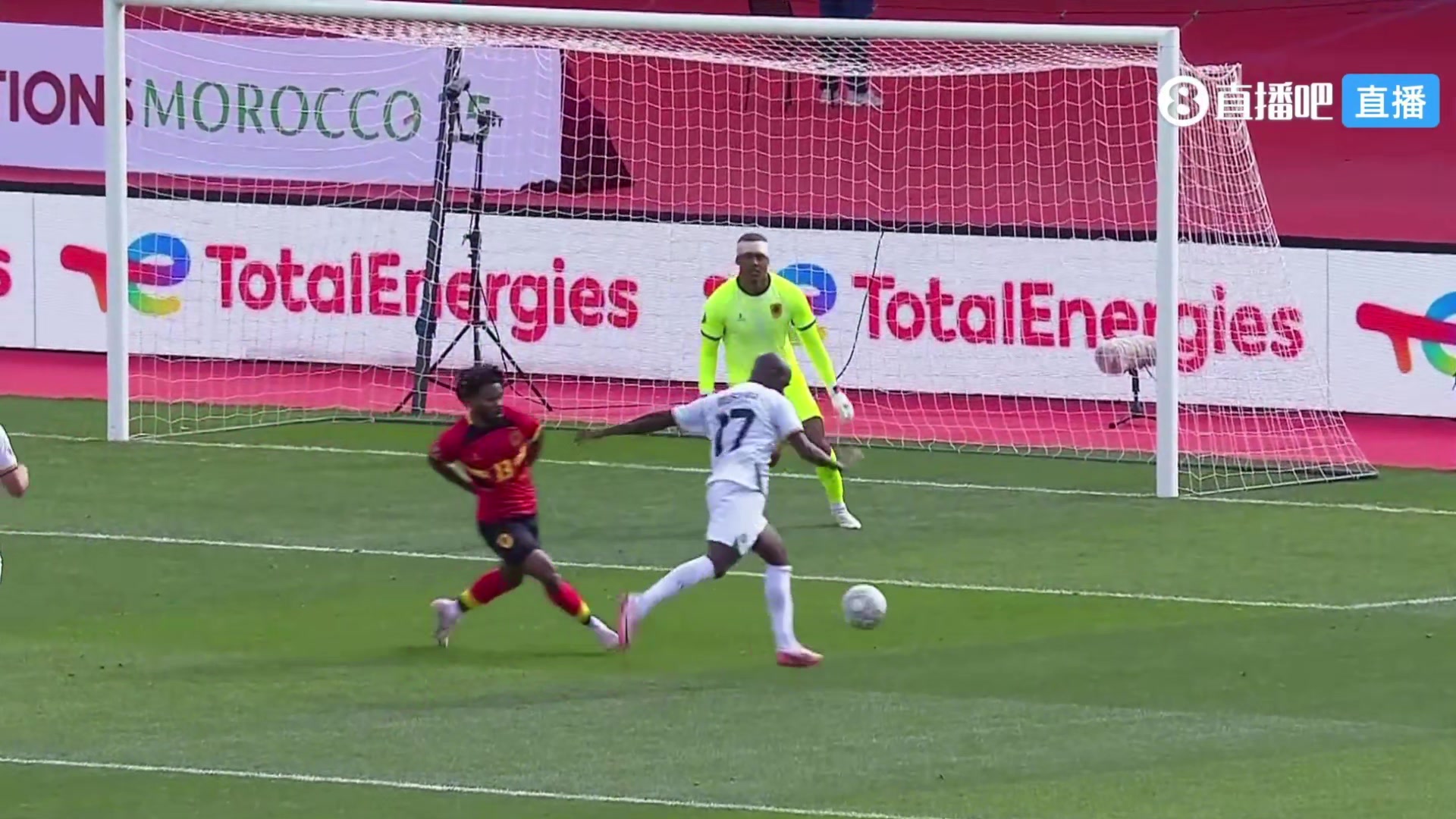 停球！穆索纳精彩停球+射门一气呵成，津巴布韦1-1扳平安哥拉