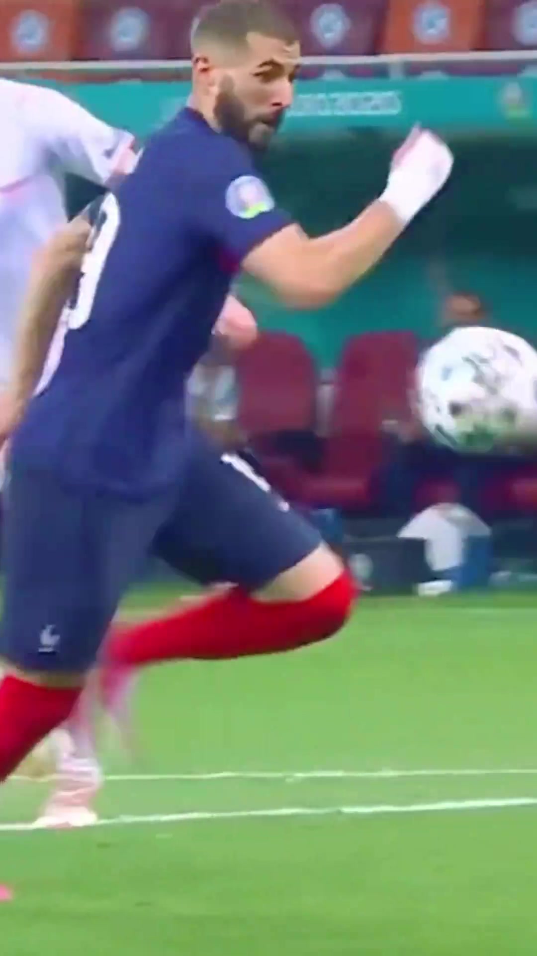 完美的一停一射！当年本泽马这球，尽显顶级前锋风采！