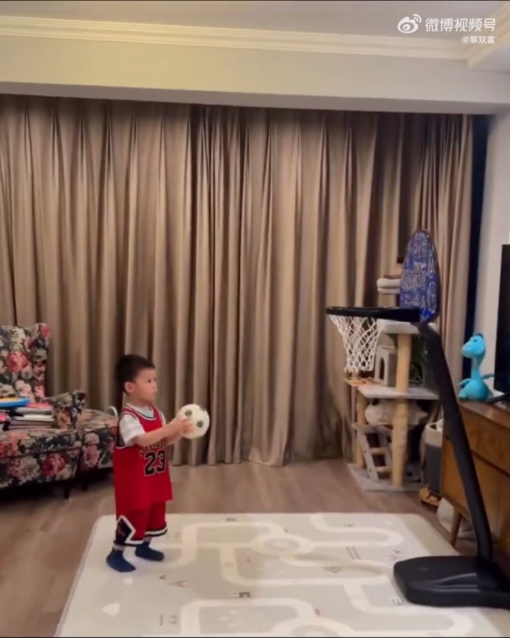 小弟弟你火了！华人小孩在家玩投篮，NBA都忍不住转发了~