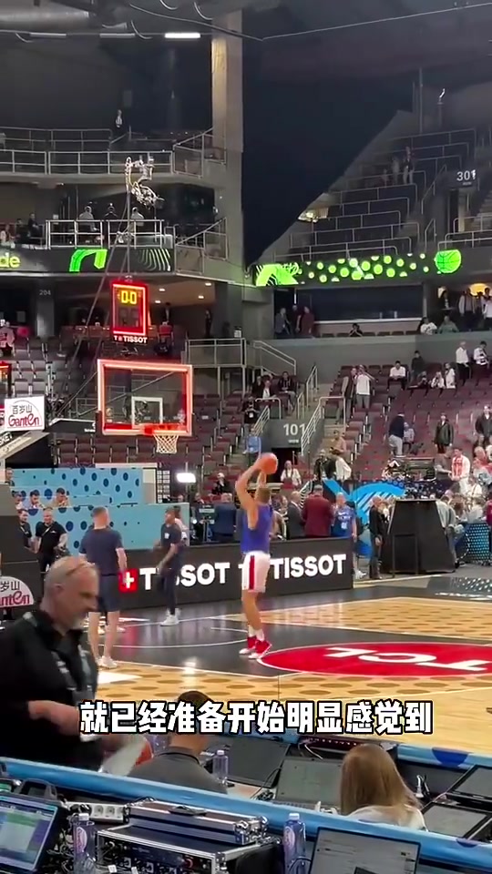 真累还是假累啊？怎么感觉约基奇赛前热身就开始疲惫了