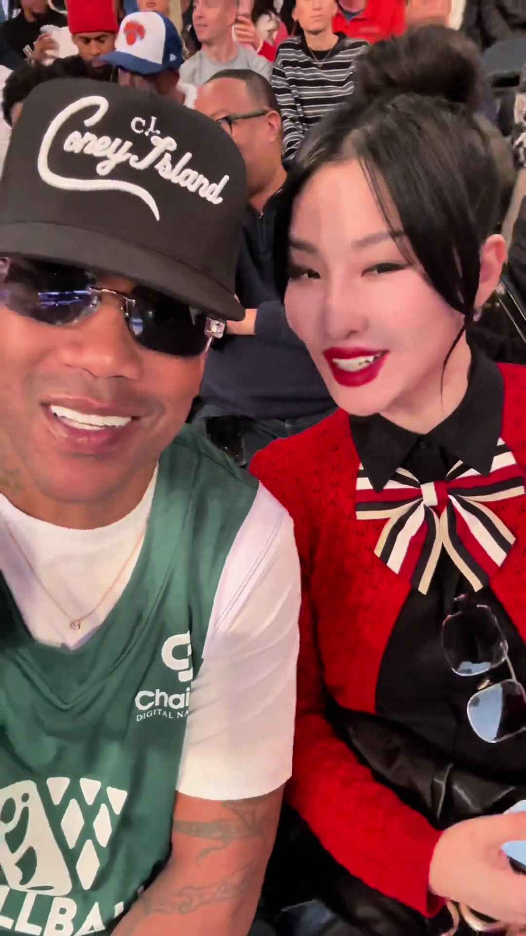 马布里妻子：我俩穿的跟圣诞树似的去看圣诞大战，然后就赢了，开心