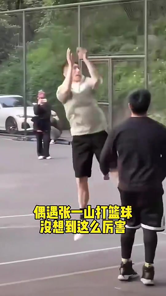 左撇子啊！张一山这球技算得上野球场大腿吗？