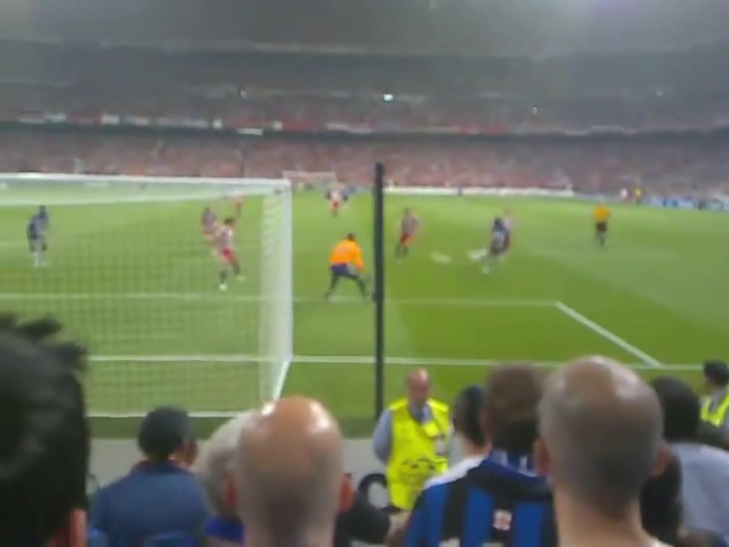 燃！实拍：米利托晃过范比滕锁定胜局，国米球迷看台瞬间沸腾