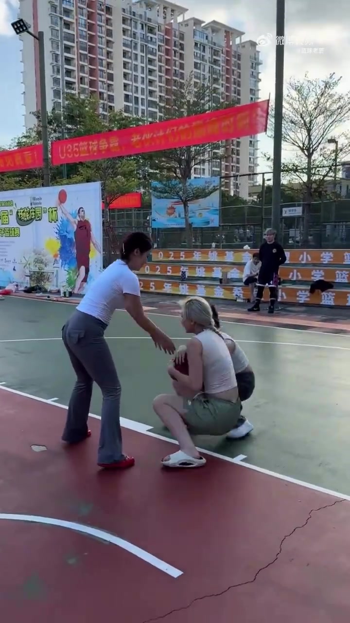 一群小姐姐在篮球场打半场 感觉吹过来的风都是香的~