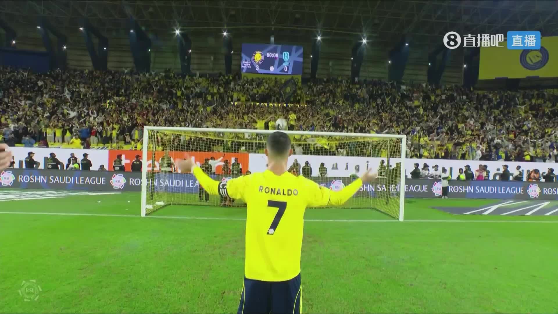 这场面可以！梅开二度带队取胜，C罗赛后带领队友谢场