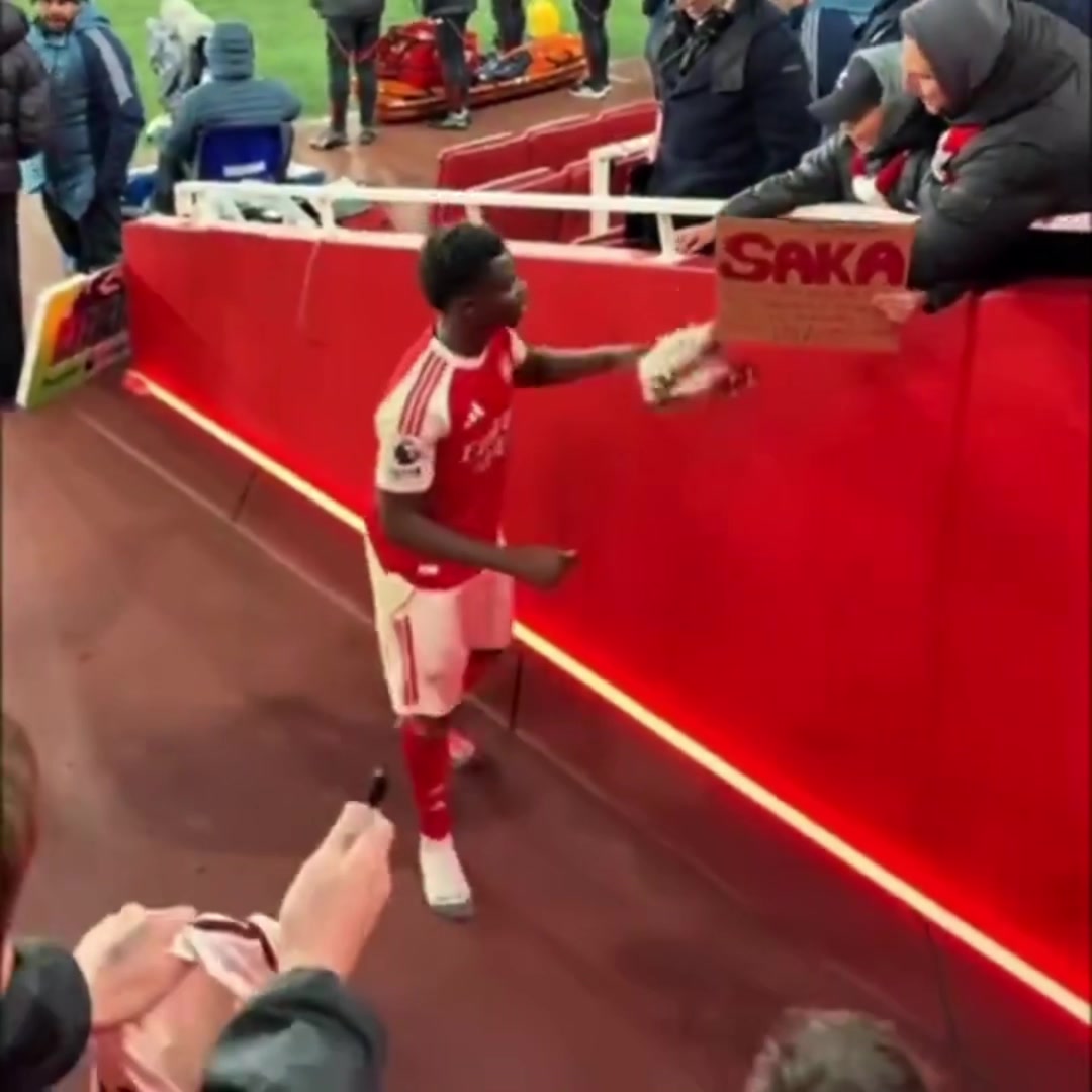 阿森纳战胜布莱顿后，萨卡将他的球鞋送给了一位年轻球迷……❤️