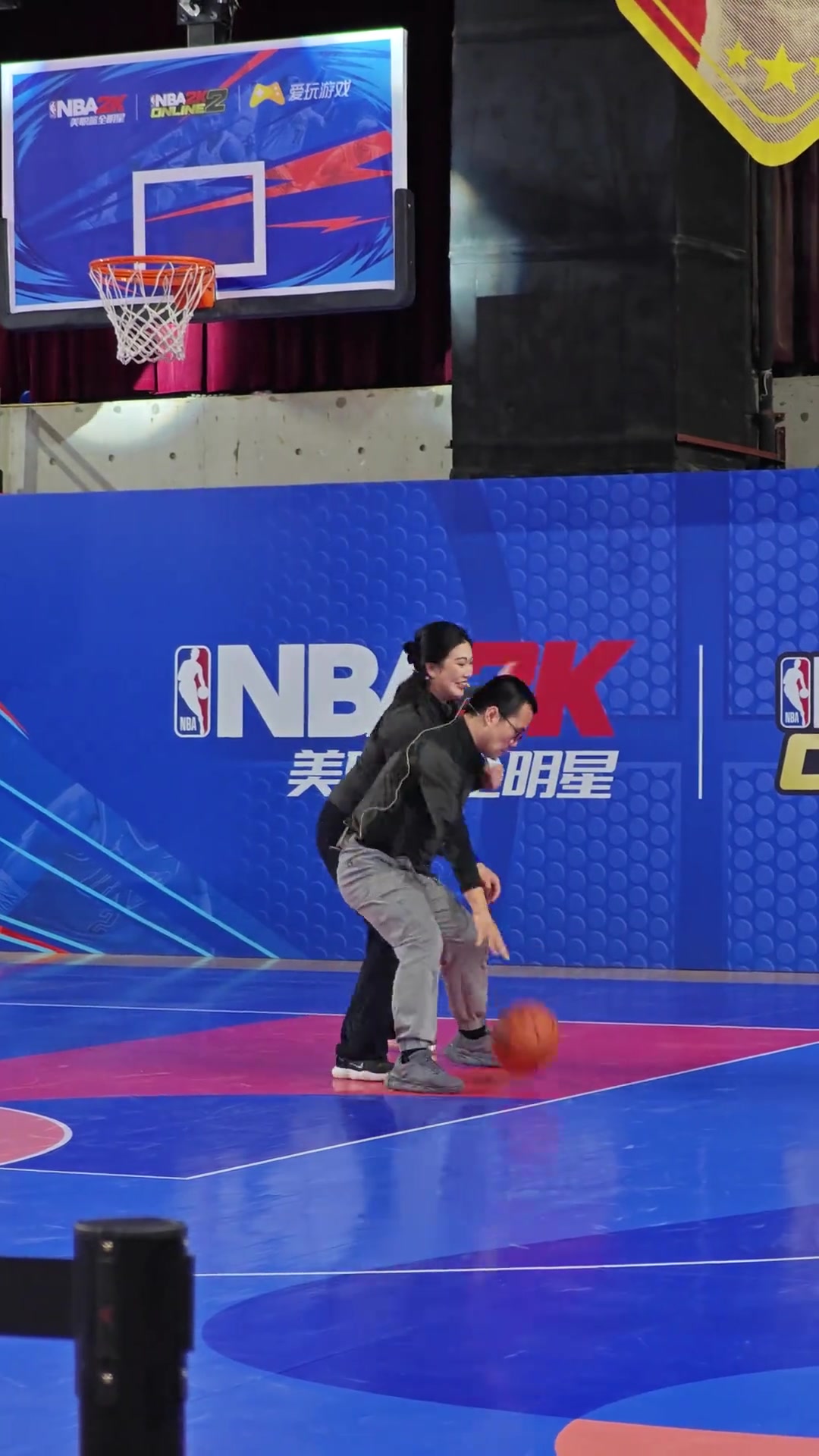 两大网红！徐静雨活动中1v1野球场肘姐 疯狂用屁股坐打