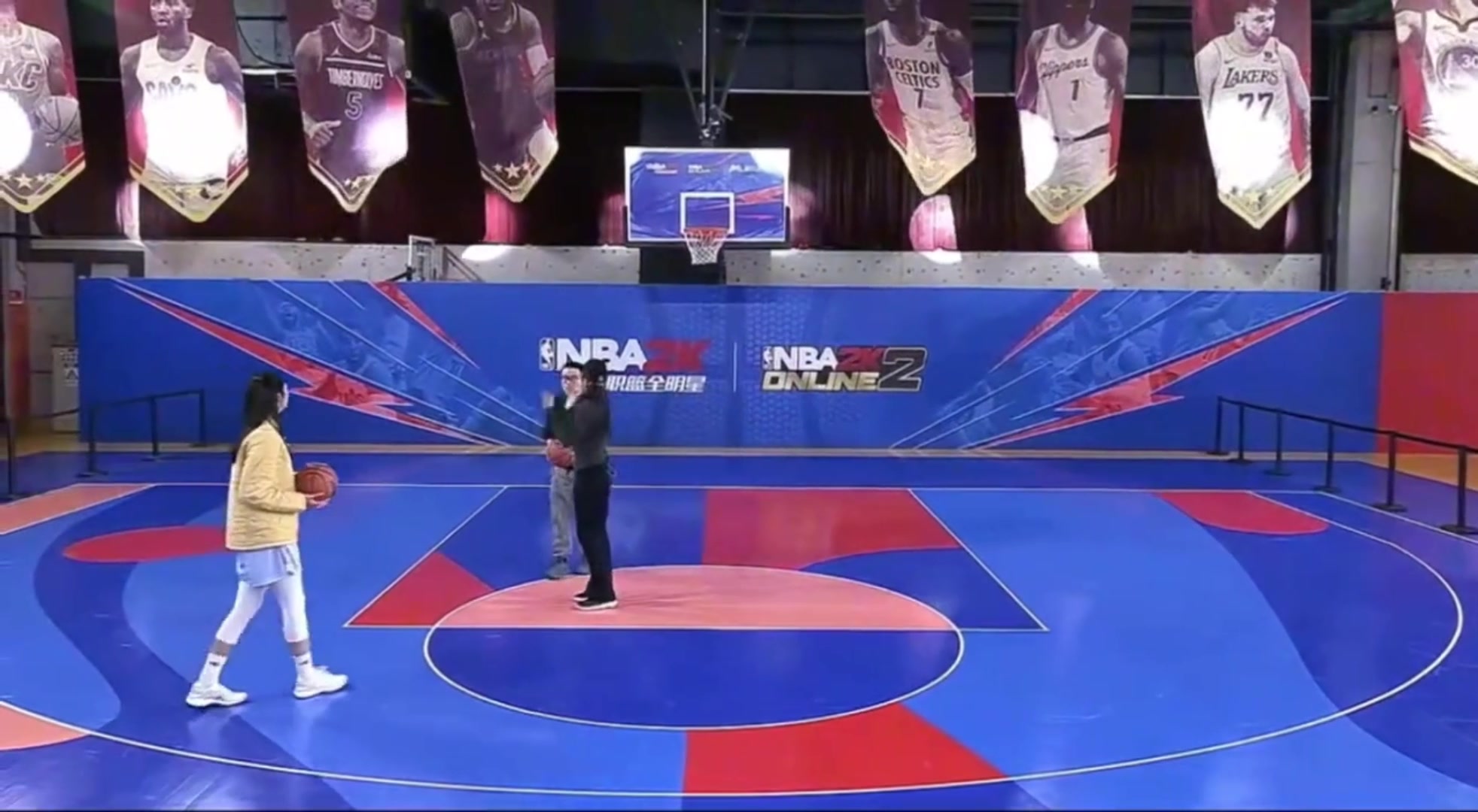 有点尴尬！卓识教徐静雨投篮，结果徐静雨连续不中，卓识自己