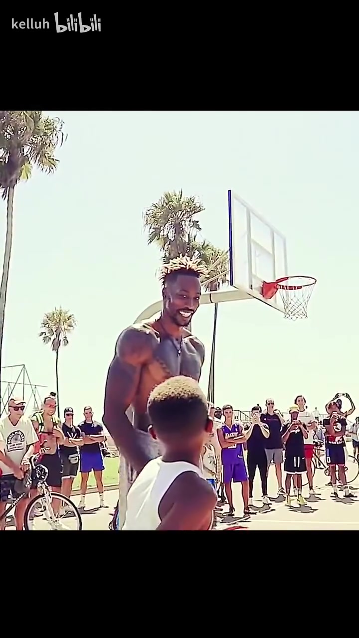 这肌肉简直就像一身盔甲！当年和球迷在公园互动的霍华德！