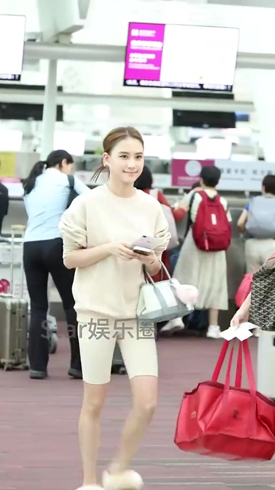 这是真豪门公主！绿军股东何猷君姐姐，穿休闲装看不出34岁