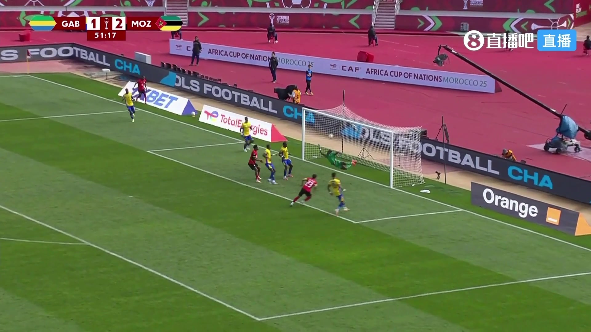 领先优势再度扩大到两球！卡利拉头槌破门，莫桑比克3-1加蓬