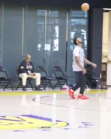 放在足坛身价多少？布朗尼训练中花式头顶&脚踢球，随后上演暴