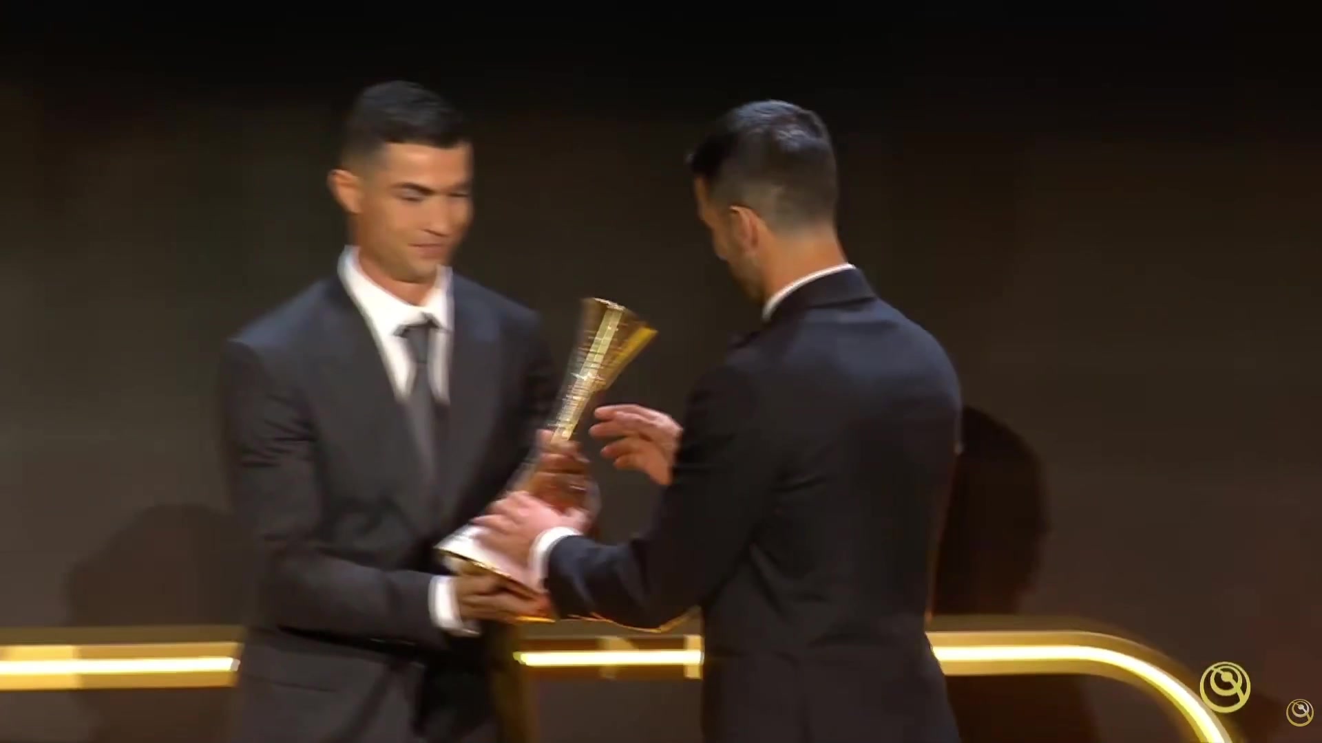 C罗现场颁奖！环足奖官方：德约荣膺2025环足奖环球体育奖