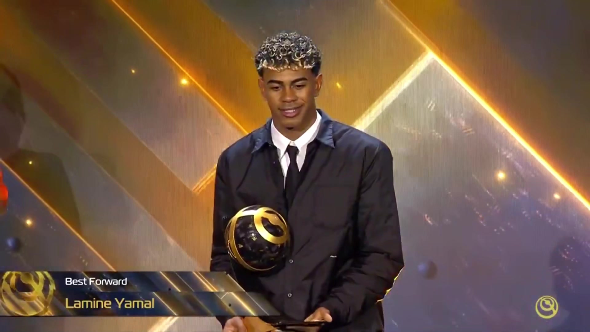 官方：亚马尔荣膺2025环足奖最佳前锋奖，击败登贝莱、姆巴佩