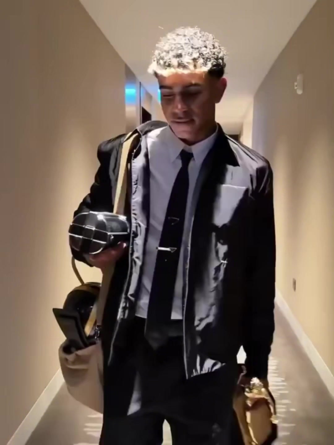 奖杯溢出！亚马尔获环足奖最佳U23球员、 最佳前锋、 马拉多纳