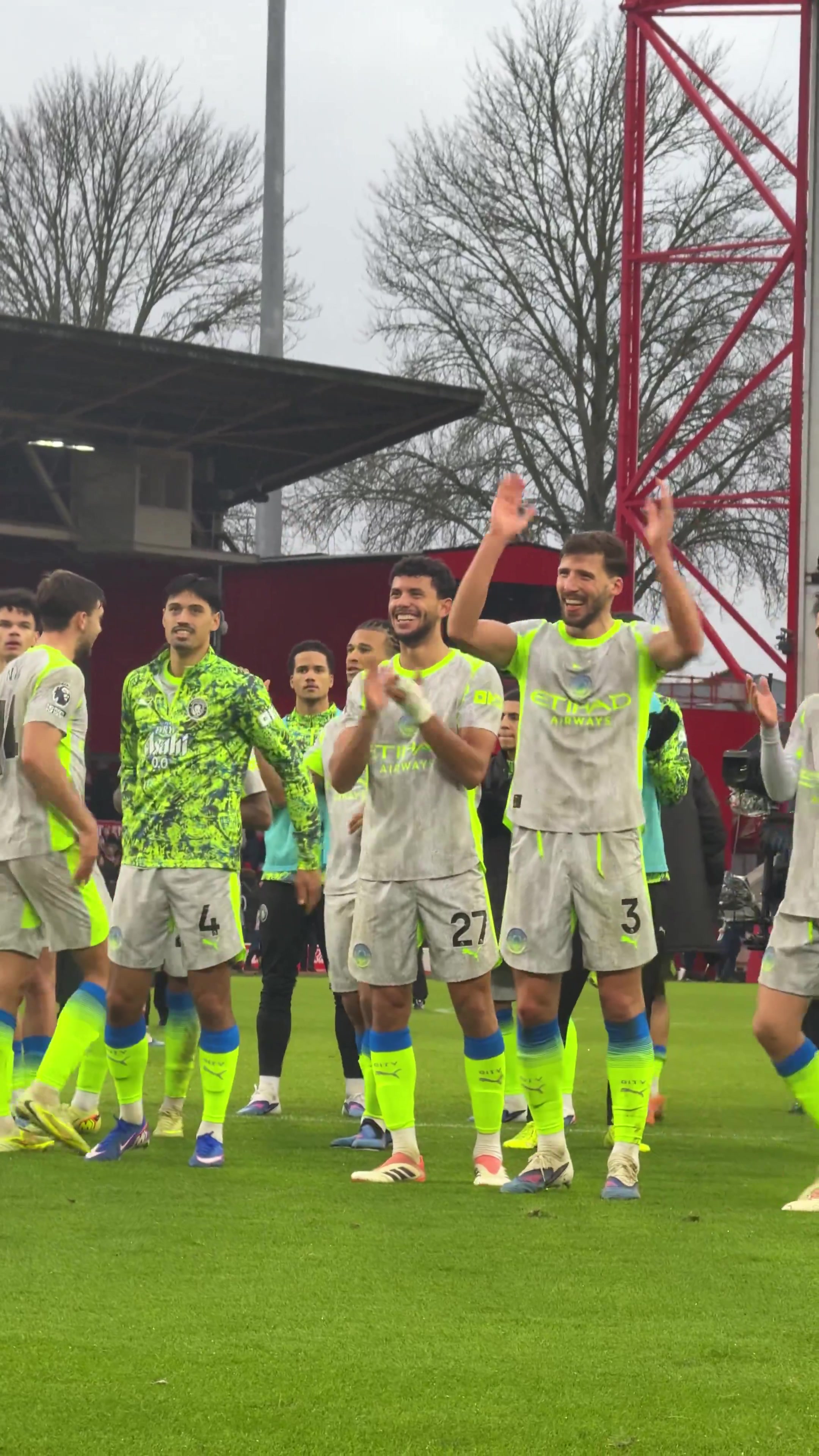 鲁本-迪亚斯和B席发现迪亚斯的伴侣在看台，一旁赖因德斯踹队