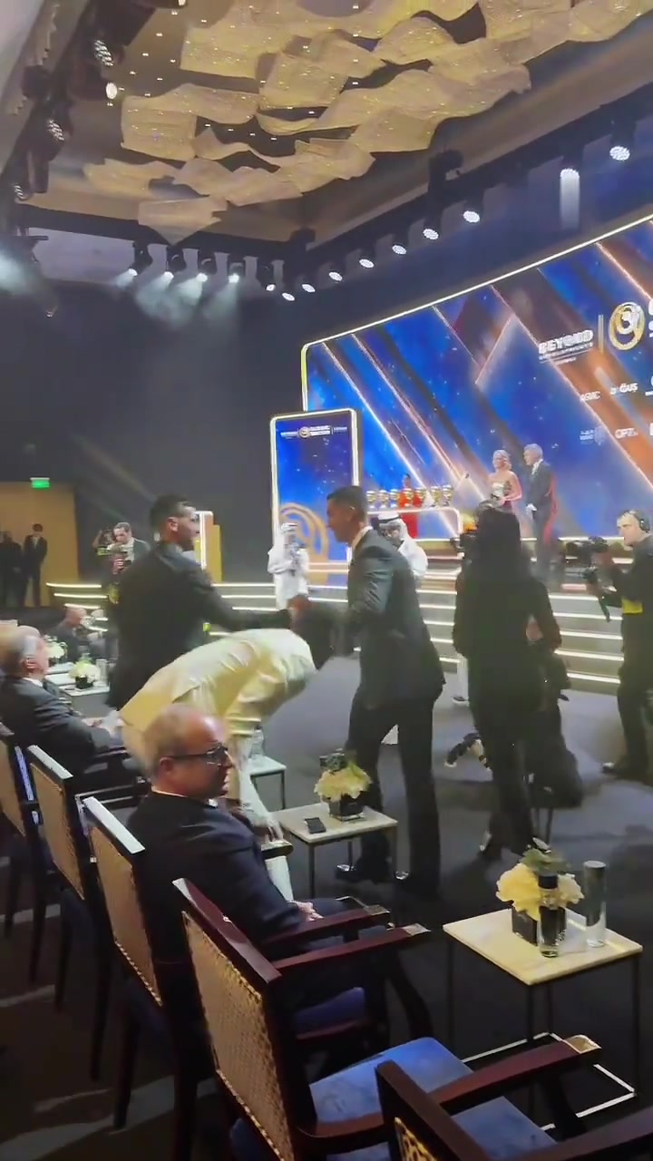 C罗进场时主动握手，亚马尔、博格巴和登贝莱纷纷回应