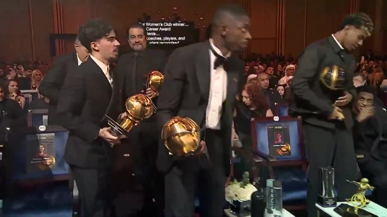 亚马尔太多奖杯了，以至于不知道该把哪个奖杯带上台