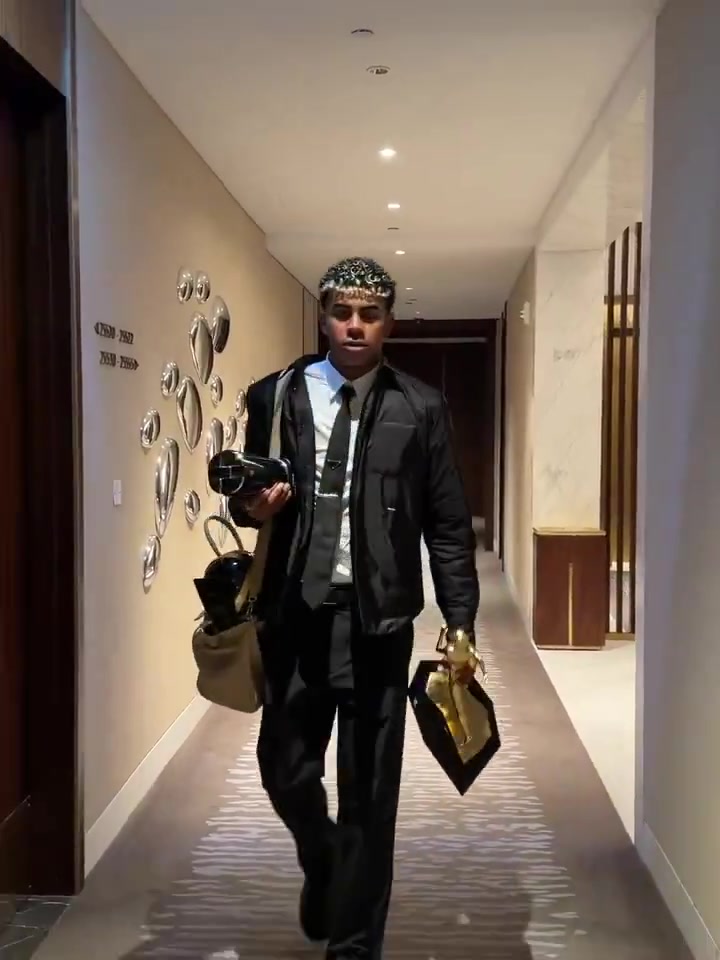 亚马尔的奖杯多到根本装不下啦~18岁就拿了这么多奖