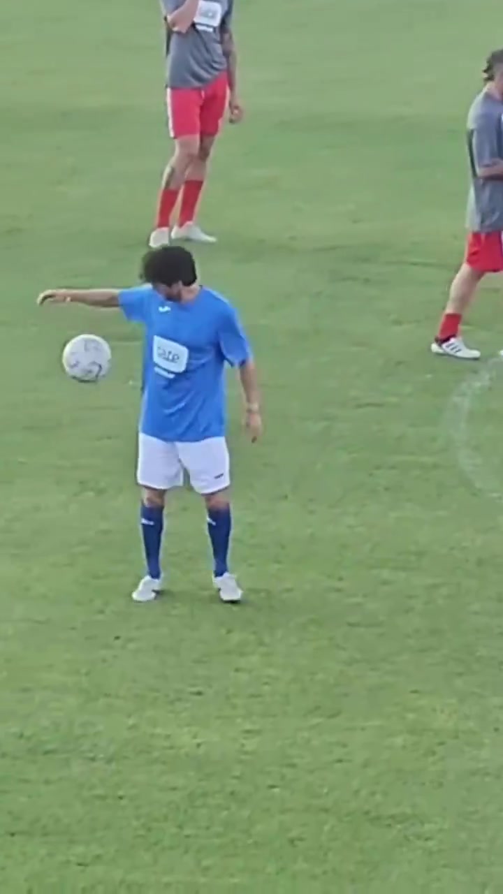 梅西的偶像！艾马尔参加家乡慈善赛展示后脚跟颠球，球技精湛