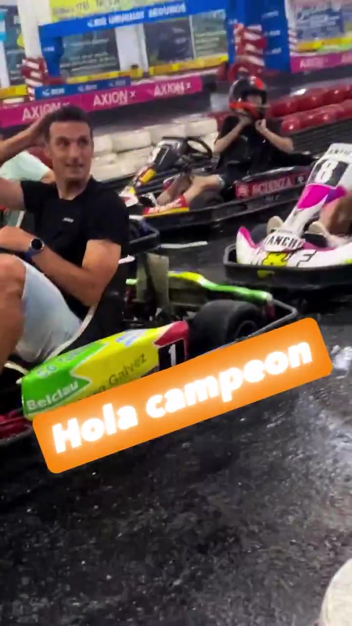 跨界也是专业的！阿根廷主教练斯卡洛尼赢得了一场卡丁车比赛