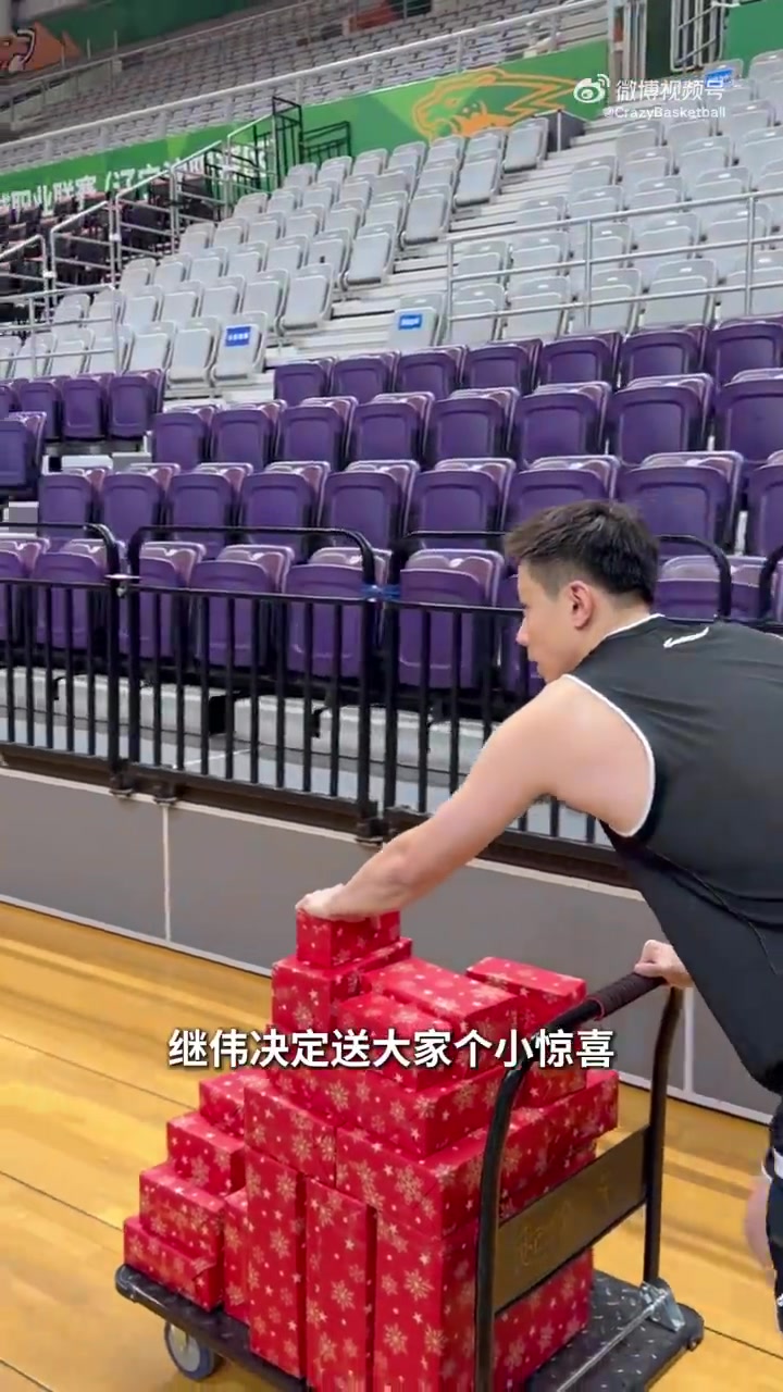 这就是球队老大的格局!赵继伟给辽宁全队送礼物