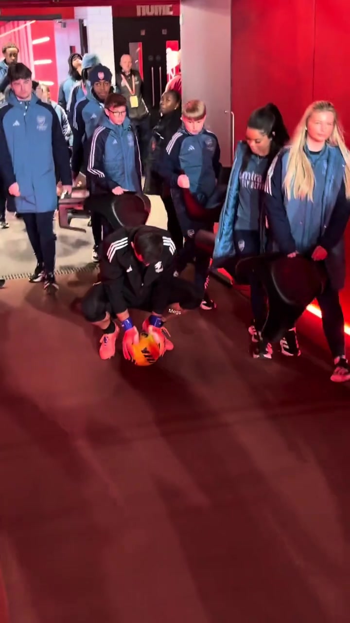 装逼失败！大马丁赛前在阿森纳球员通道里挑衅