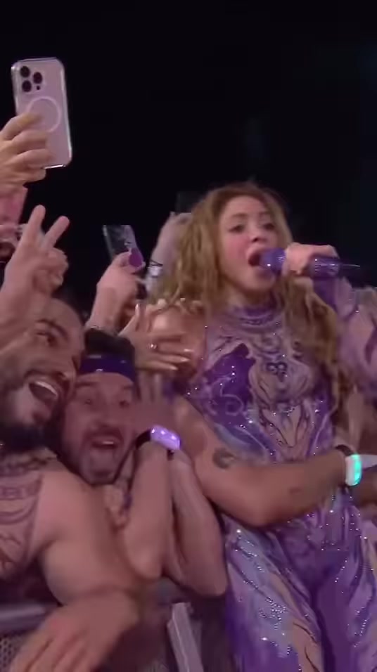 放得开！皮克前妻夏奇拉被男歌迷紧紧搂抱，男歌迷乐开花