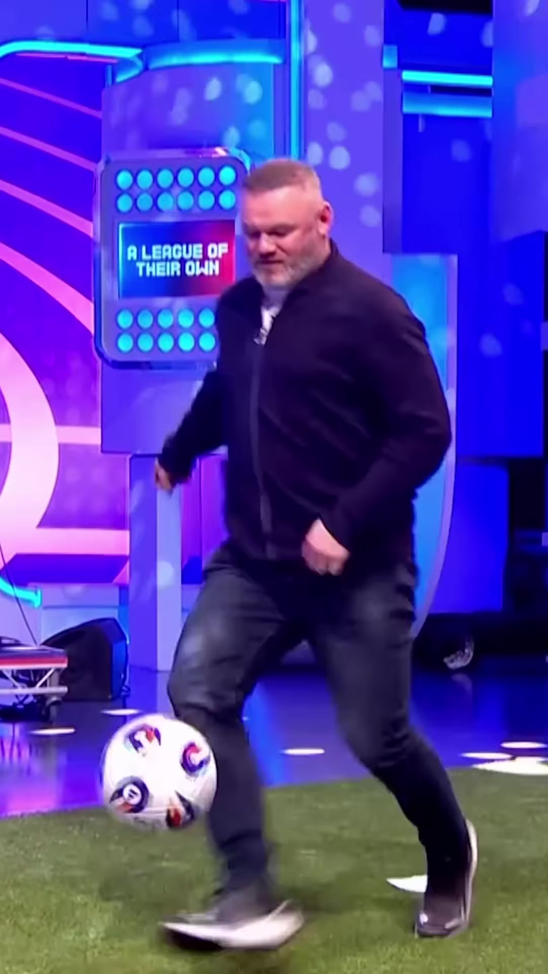 40岁身材走样的鲁尼竟能凌空倒钩！他做起来看起来太轻松了