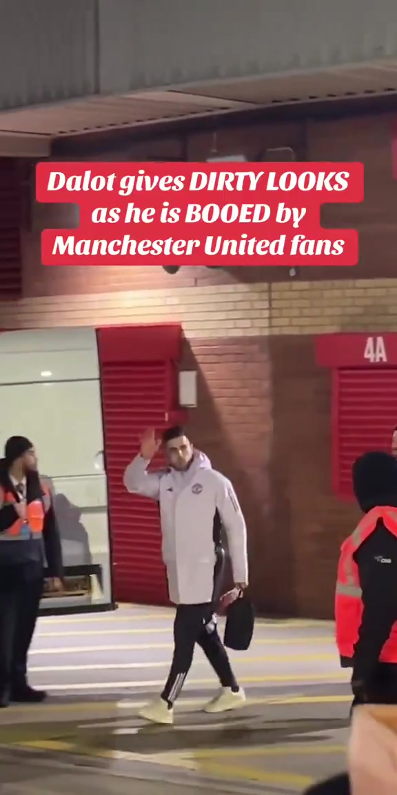 达洛特离开球场时遭到曼联球迷的嘘声