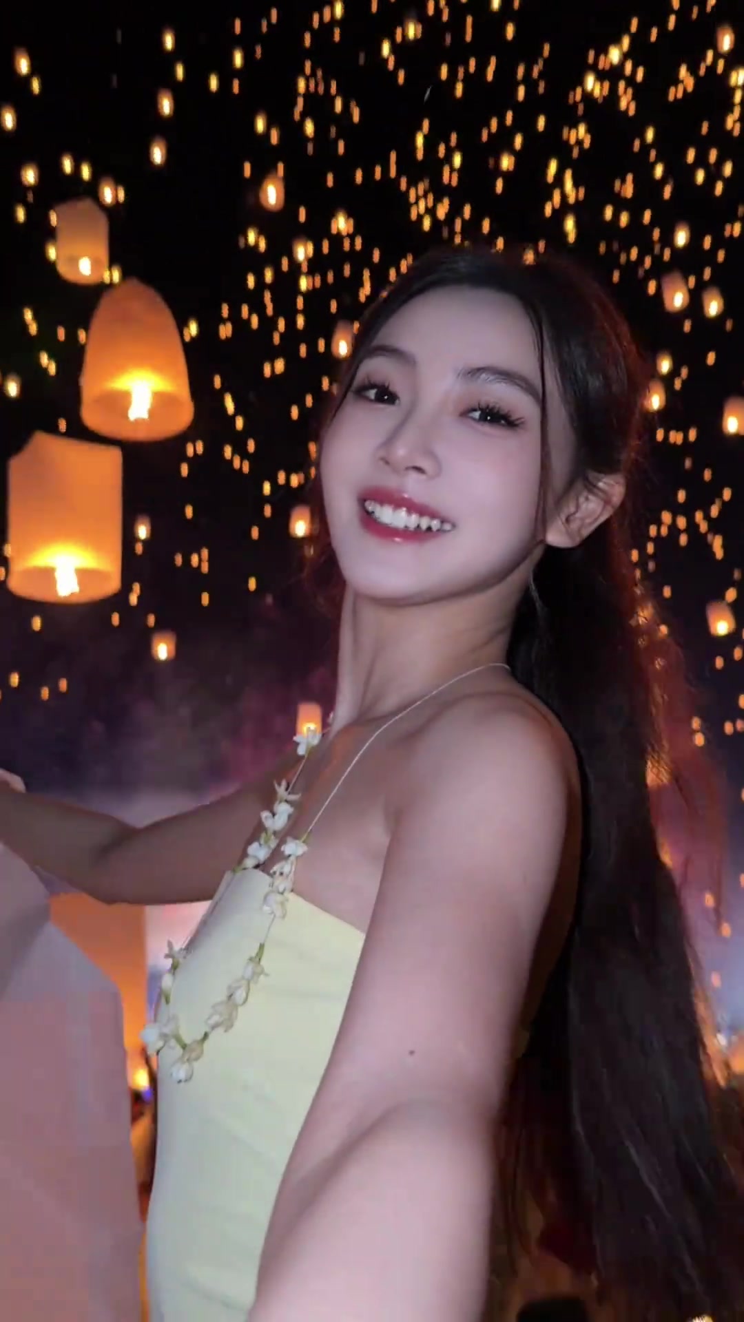 好美啊！金佳悦晒自己放孔明灯视频：祝大家新年快乐，安康！