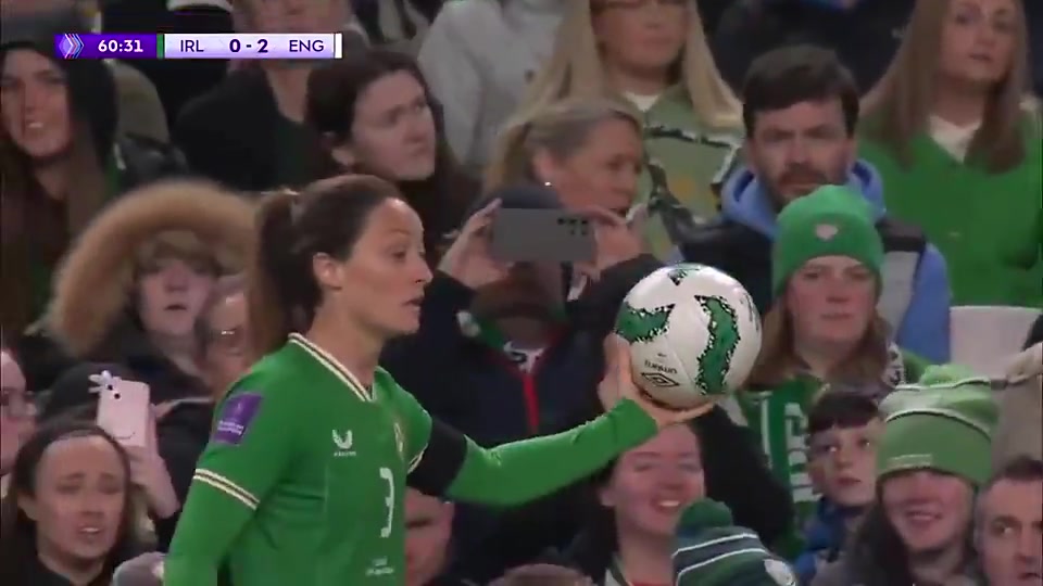 投石机!名场面:爱尔兰女足球员大力投掷界外球火爆外网!