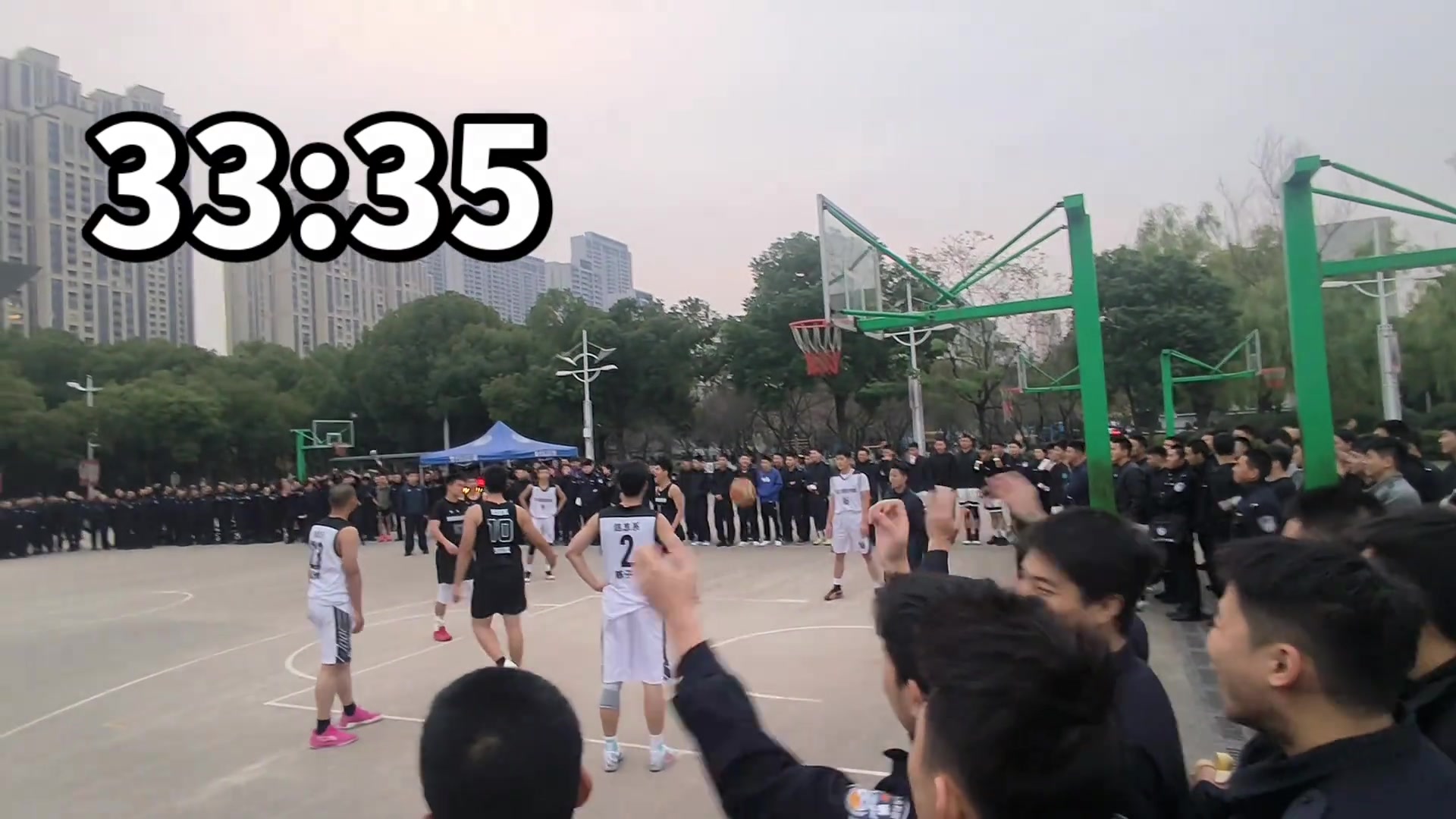 荷尔蒙爆炸！警官学院篮球赛最后飚中绝平三分时候有多燃？