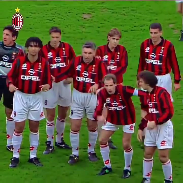 国外球迷：安切洛蒂天生显老？他现在和30年前一模一样