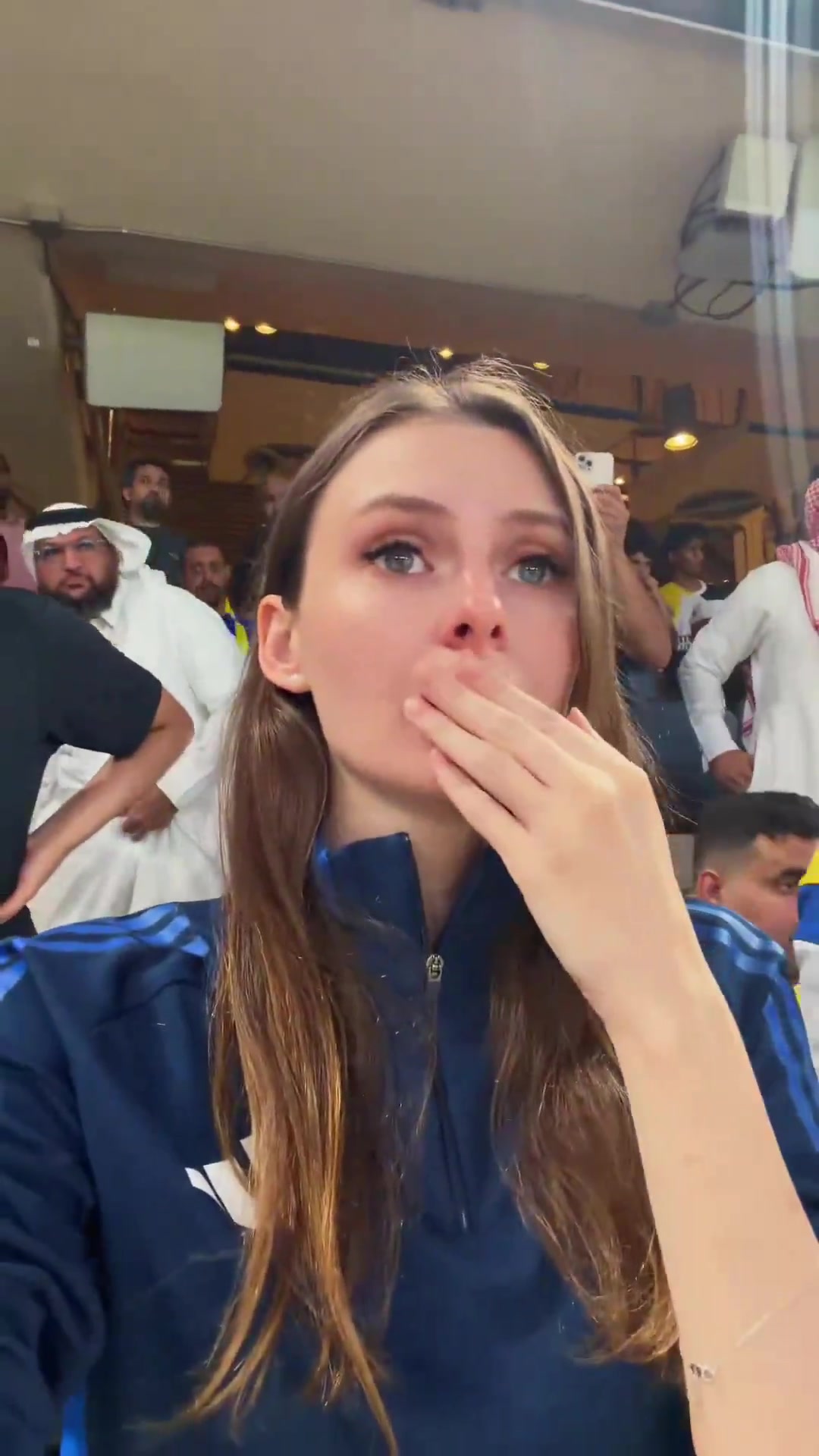 可惜了！C罗停球失误直接送给门将，看台上的女球迷抱头不敢相信