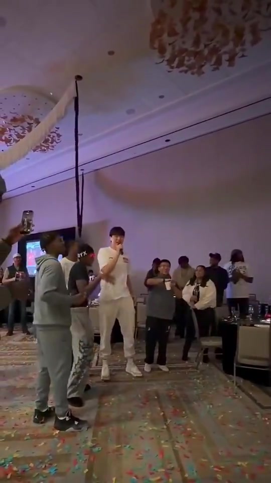 结果今天只打了95秒!瀚森昨天还用中英文为斯普利特唱生日歌