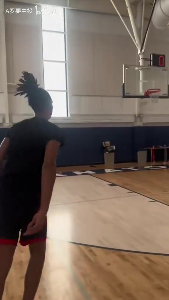 脚下安弹簧了?现在球员的弹速也太离谱了!