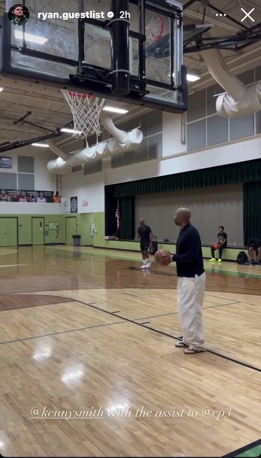 身手依旧矫健啊!40岁的保罗今天在训练中秀了一记空接挂筐暴