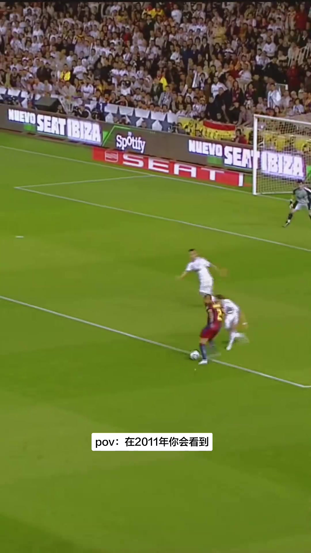 巅峰梅西的盘带与过人能力真的太恐怖了！能阻挡他的仿佛只有犯规