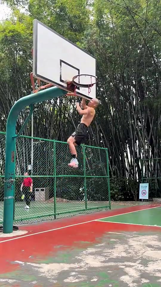这大哥核心力量真牛啊!竟能挂框用脚完成扣篮 !