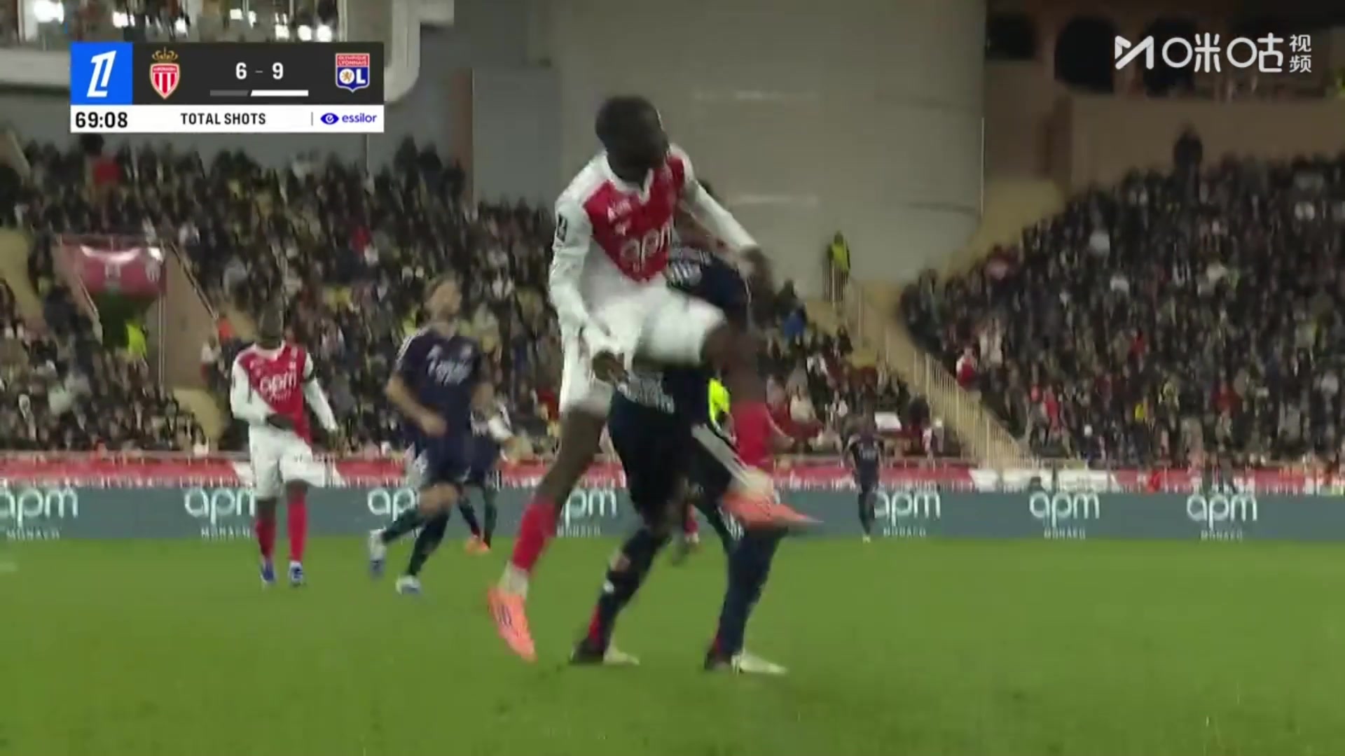 杀人足球！库利巴利飞踹塔利亚菲科的脖子，小球童都看傻眼了