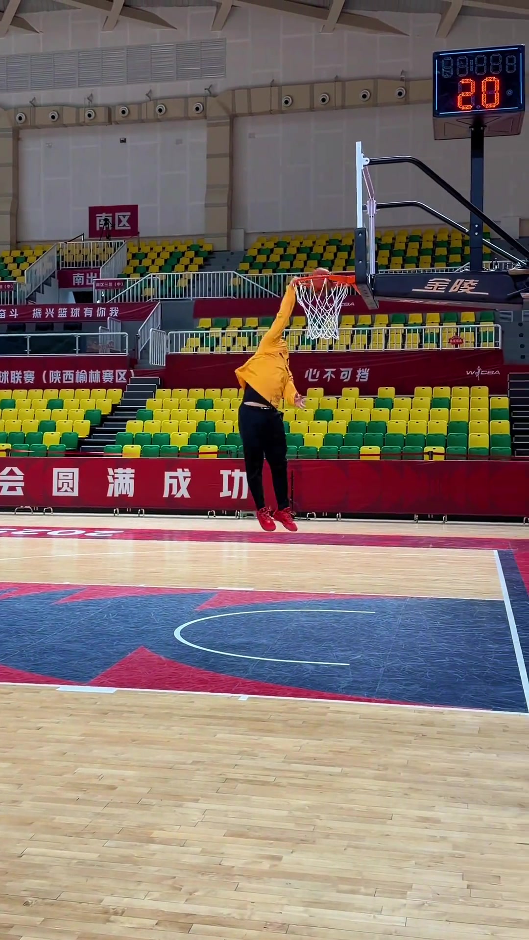 看着不是矮框!1米78、90公斤大叔自抛自扣!身体素质真好