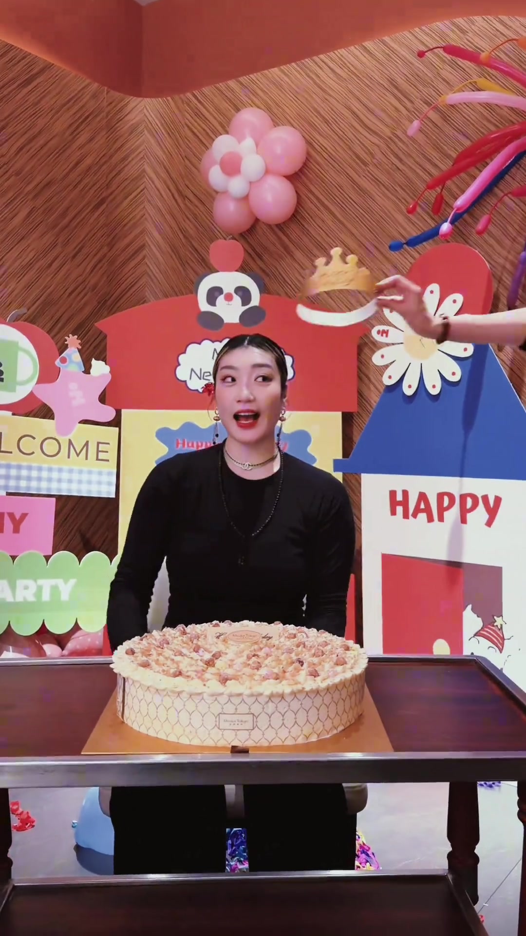 李梦晒自己庆生的视频，真有点女王的气质啊！