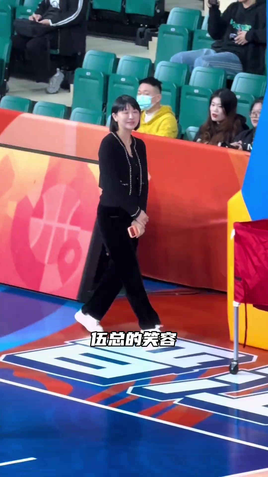 保养得真好！福建男篮总经理伍佰兰，看着好年轻啊