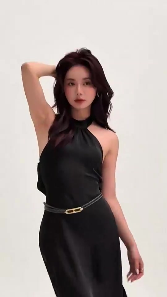 心动！美娜这身黑色长裙穿搭，真的太有女神范了！