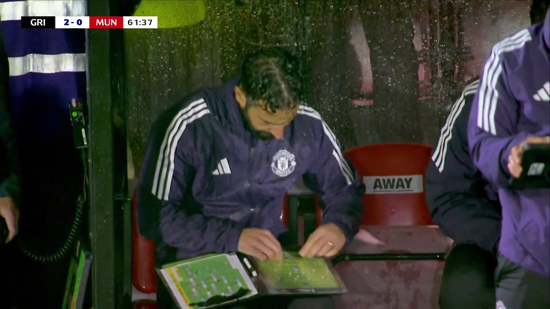 满是心酸！阿莫林雨中摆弄战术板，试图找出曼联问题出在哪里