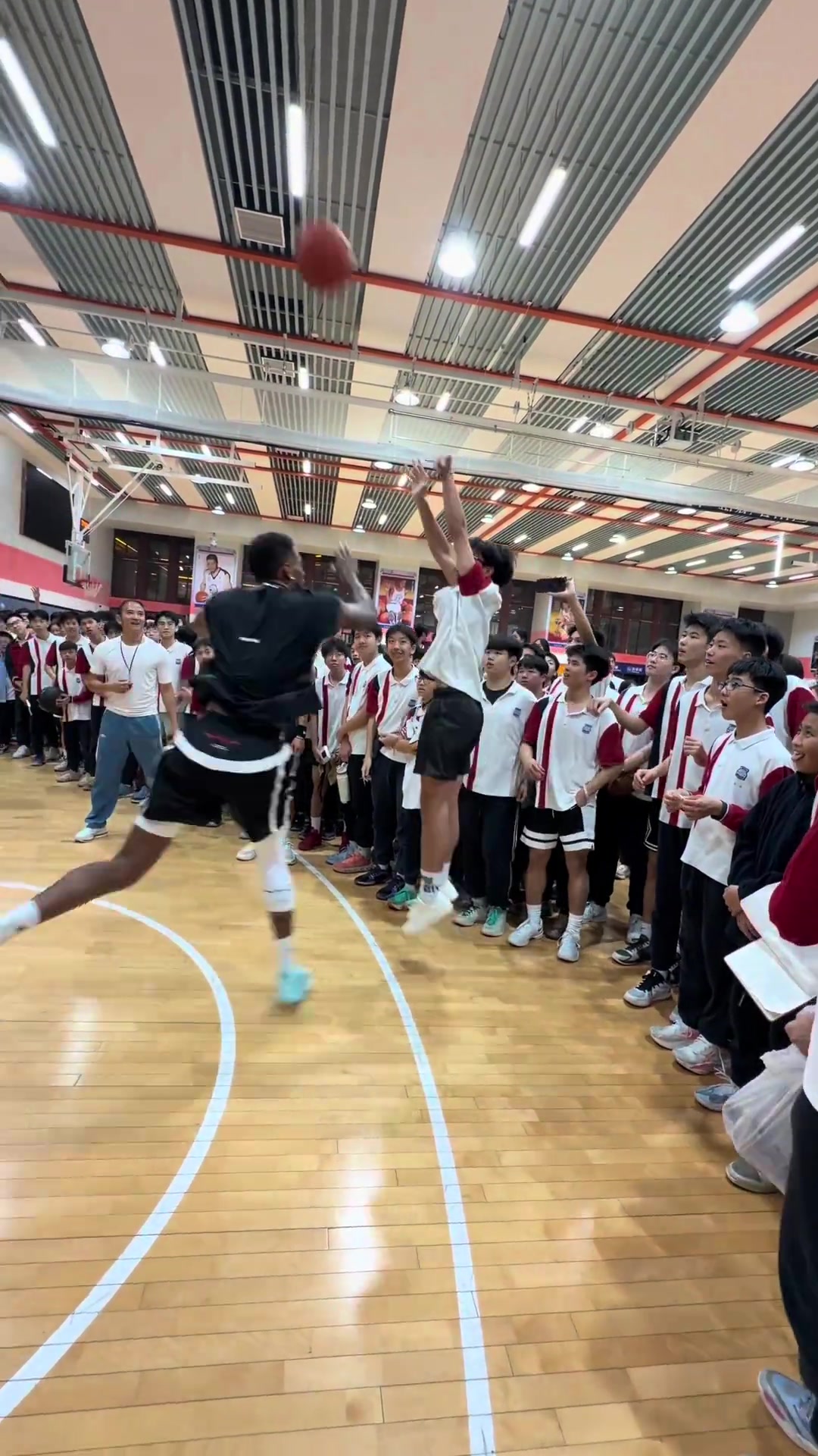 同学：你已经5分钟没讲你在球场上2:0威姆斯的故事了...